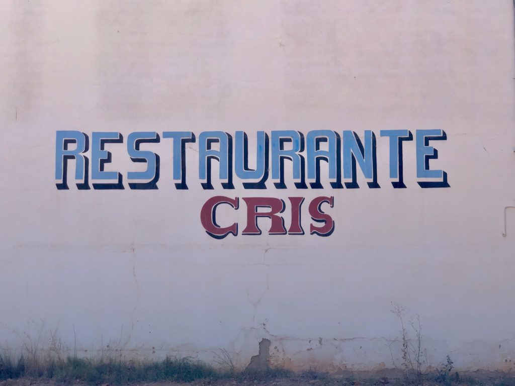 A handwritten sign reads "Restaurante Cris".