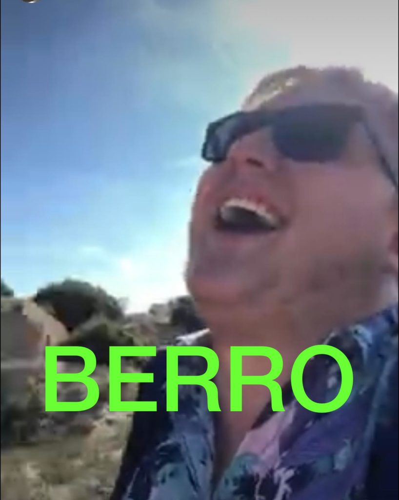 A screenshot of me laughing with a subtitle in Portuguese.