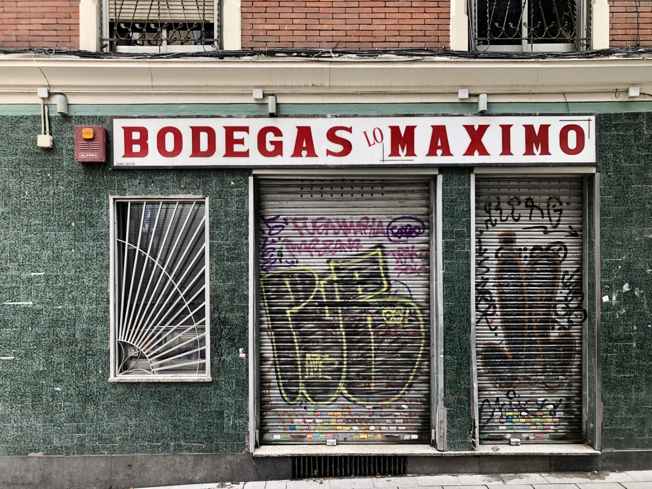 The facade of the famous "Bodegas Lo Máximo" bar in Madrid.